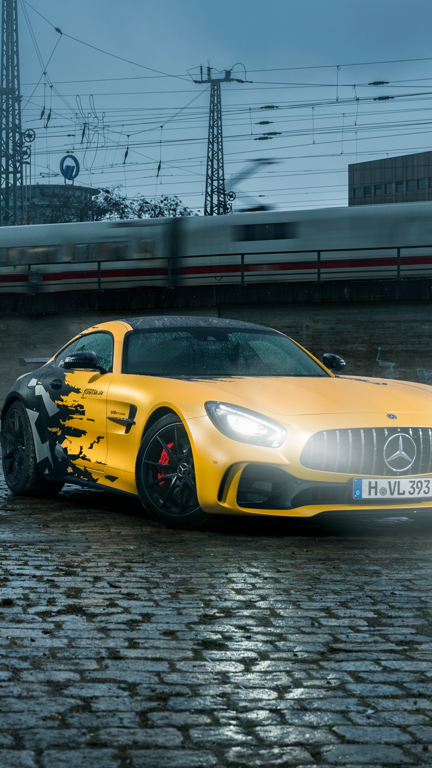 Porsche 911 Jaune Sur Route Pendant la Journée. Wallpaper in 1440x2560 Resolution