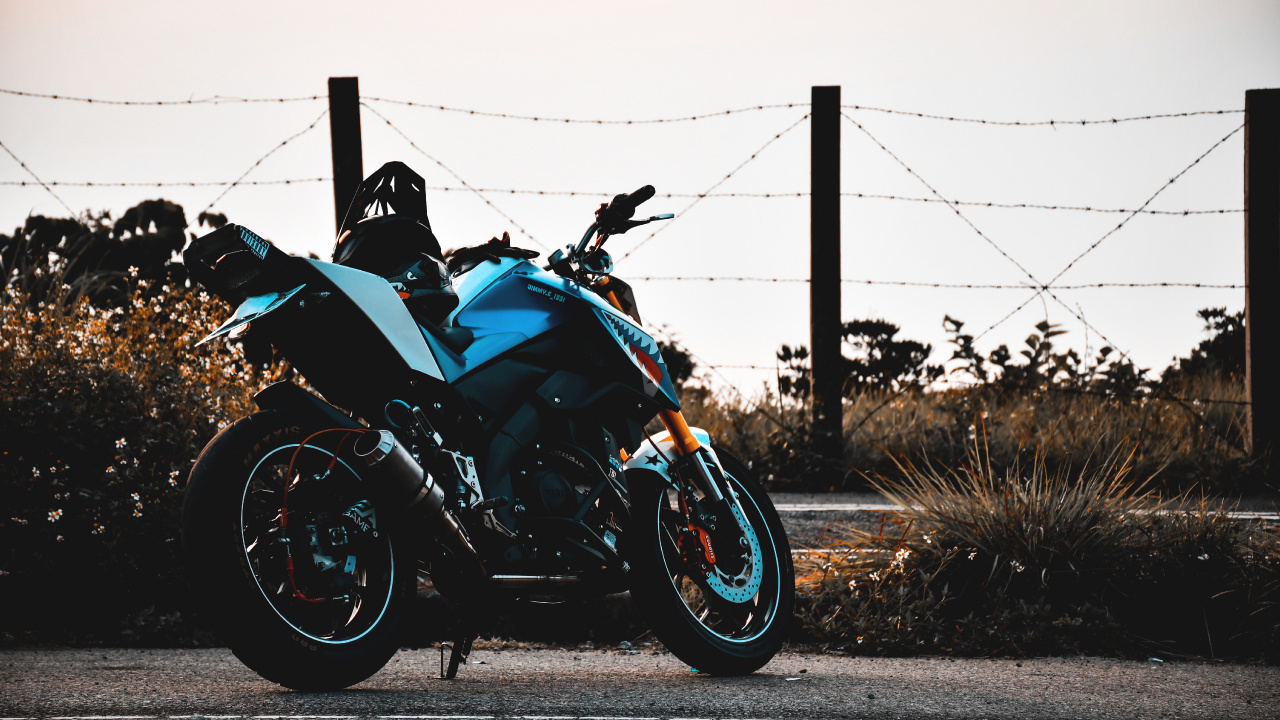 Black and Blue Sports Bike Parked on Gray Concrete Road During Daytime. Wallpaper in 1280x720 Resolution