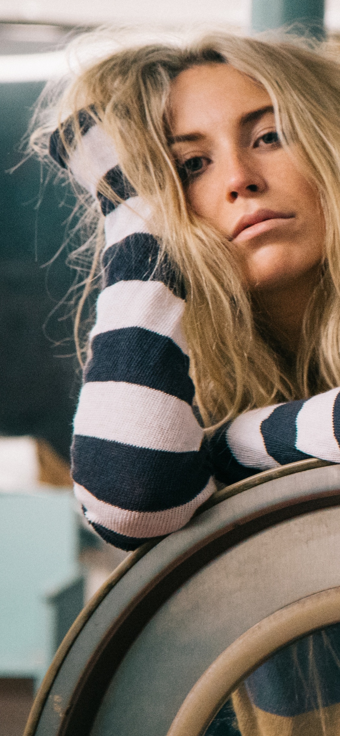 Blonde, Sitzecke, Kleidung, Bett, Mädchen. Wallpaper in 1125x2436 Resolution