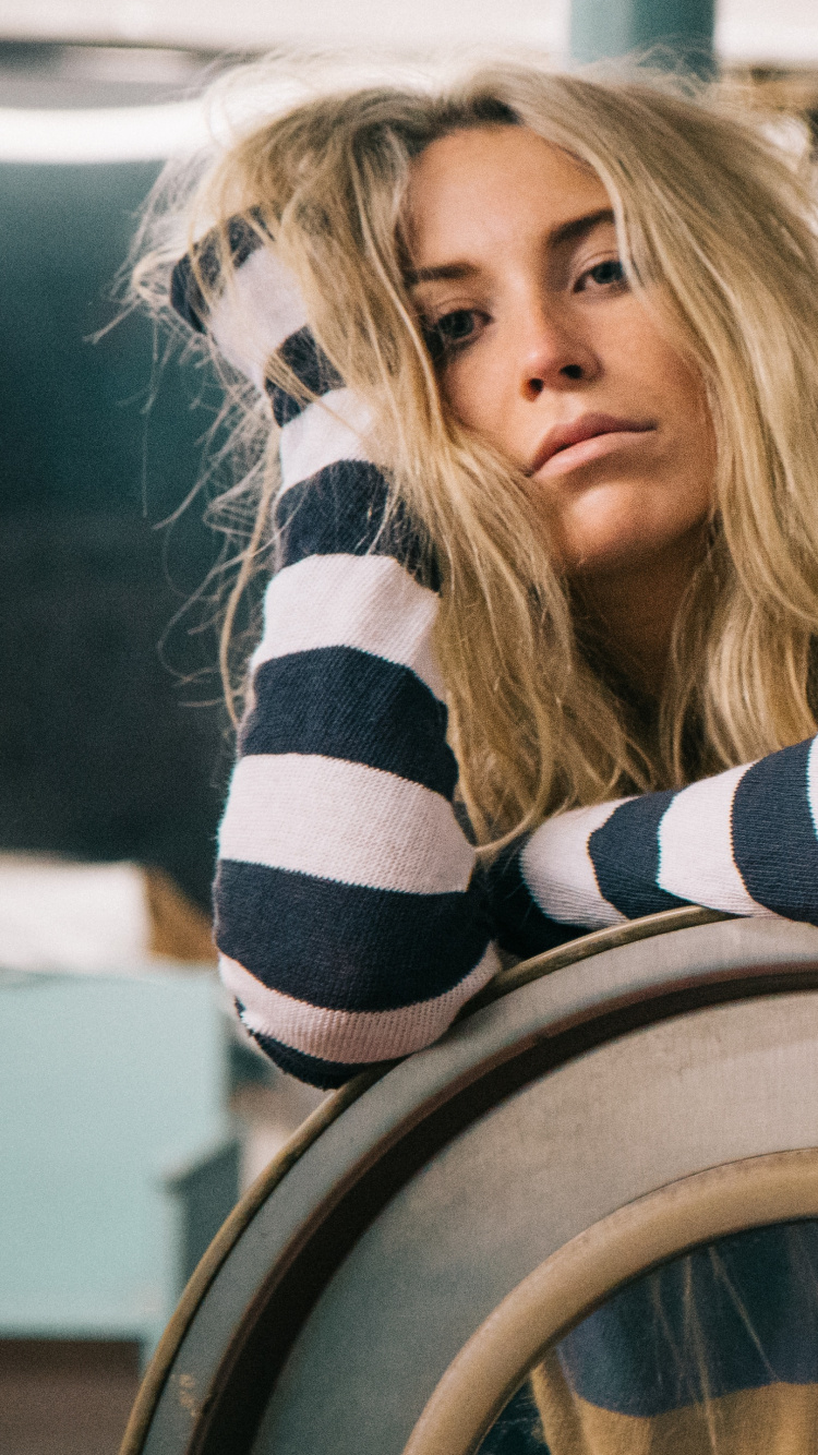 Blonde, Sitzecke, Kleidung, Bett, Mädchen. Wallpaper in 750x1334 Resolution