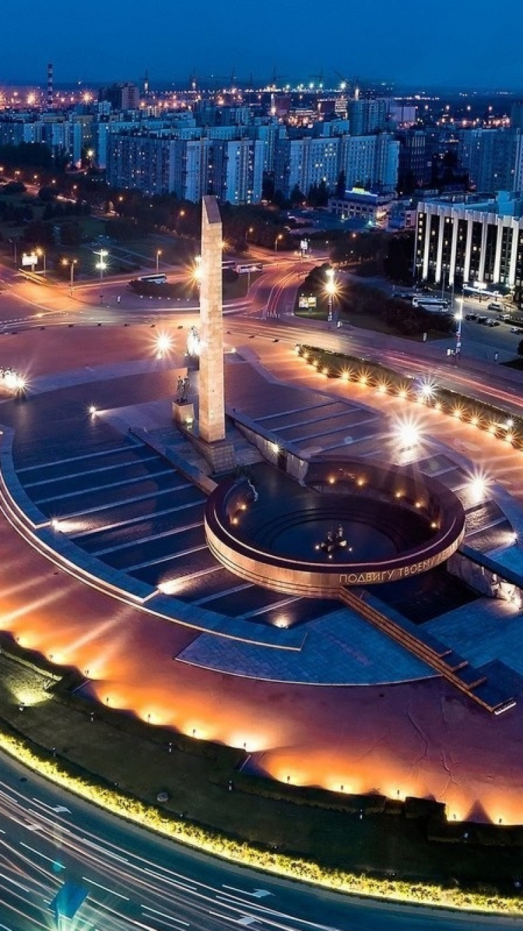 Zeitrafferfotografie Der Lichter Der Stadt Während Der Nacht. Wallpaper in 750x1334 Resolution