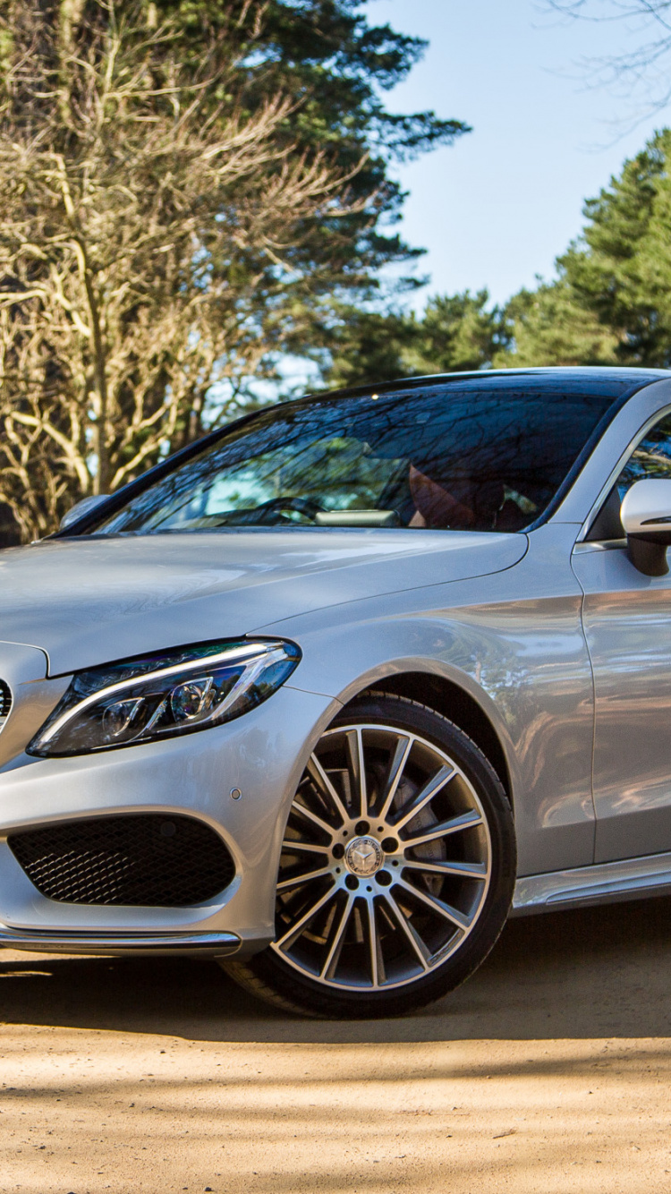 Mercedes Benz Coupé Noir Sur Route Pendant la Journée. Wallpaper in 750x1334 Resolution