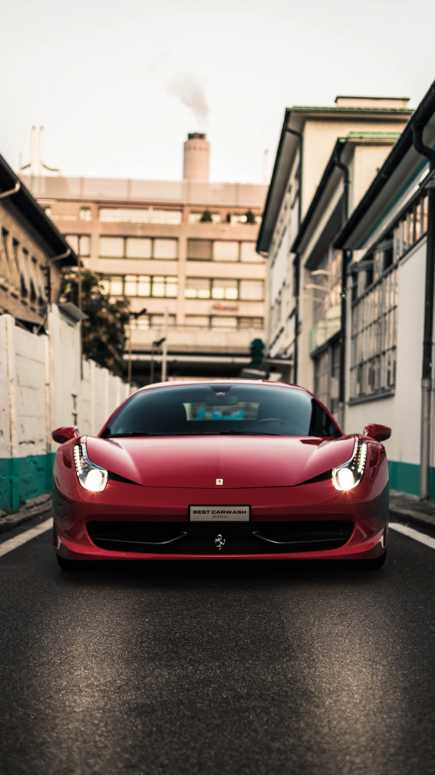 Roter Ferrari 458 Italia Tagsüber Auf Dem Bürgersteig Geparkt. Wallpaper in 1440x2560 Resolution