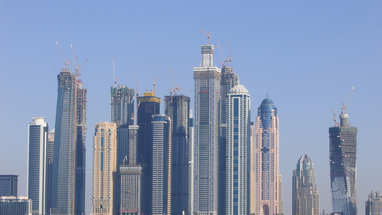 Skyline Der Stadt Über Gewässer Während Des Tages. Wallpaper in 1280x720 Resolution