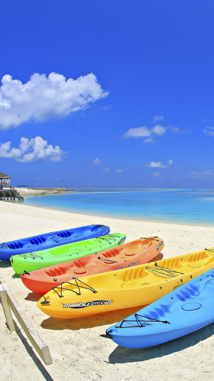 Kayak Jaune et Bleu Sur la Plage de Sable Blanc Pendant la Journée. Wallpaper in 750x1334 Resolution