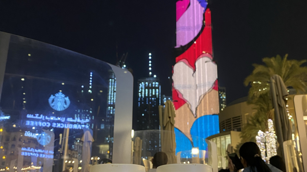 Dubai, Burj Khalifa, Starbucks Logo Change, Night, Drinkware. Wallpaper in 1280x720 Resolution