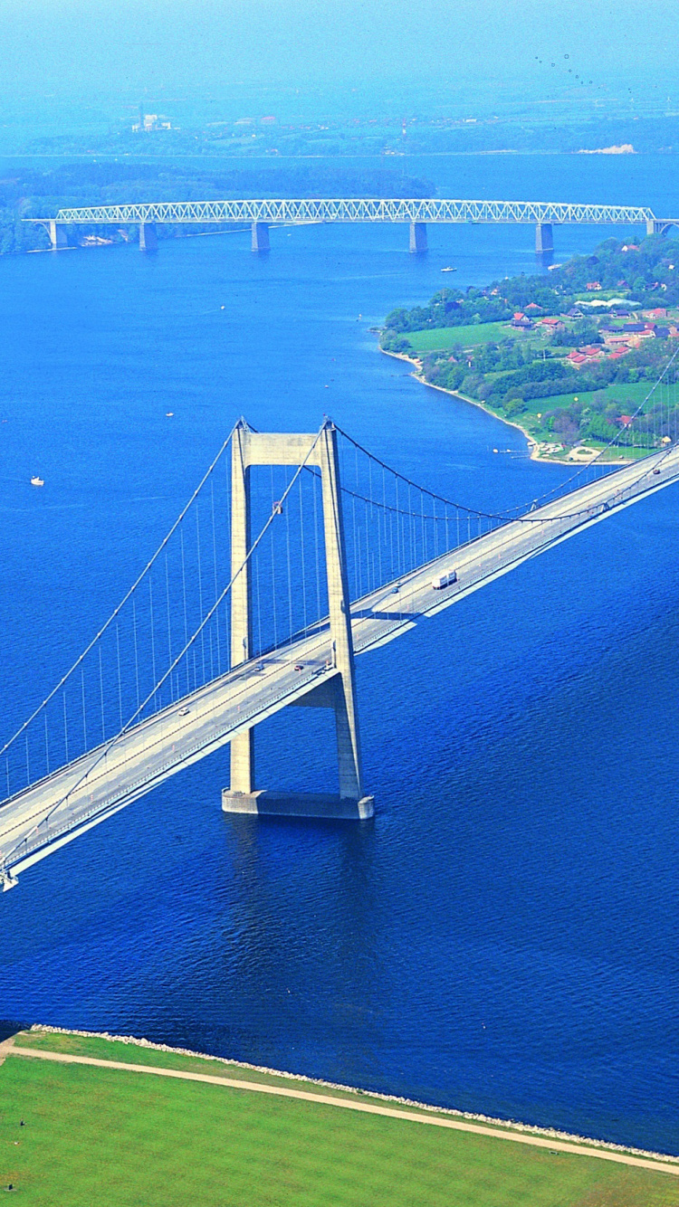 Weiße Brücke Über Das Blaue Meer Tagsüber Blue. Wallpaper in 750x1334 Resolution