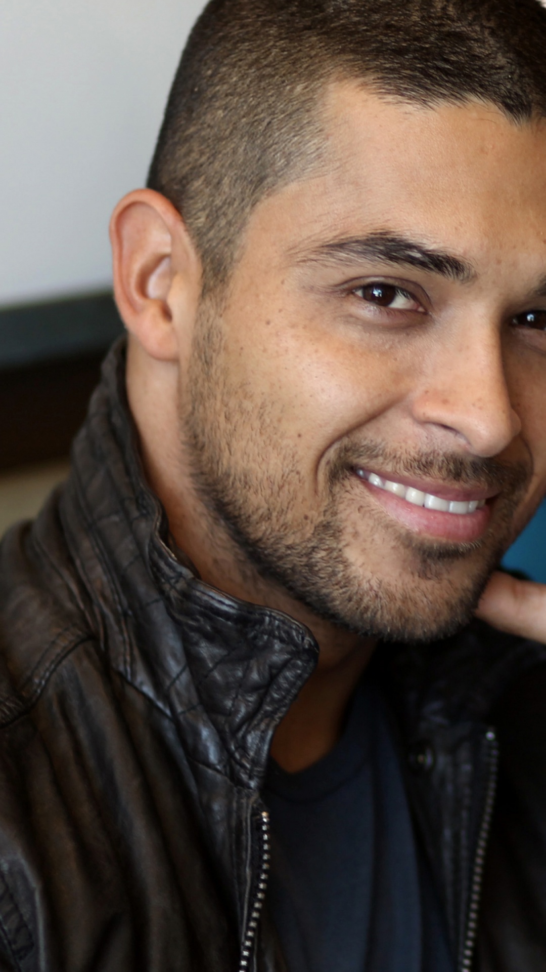 Hombre Con Chaqueta de Cuero Negro. Wallpaper in 1080x1920 Resolution