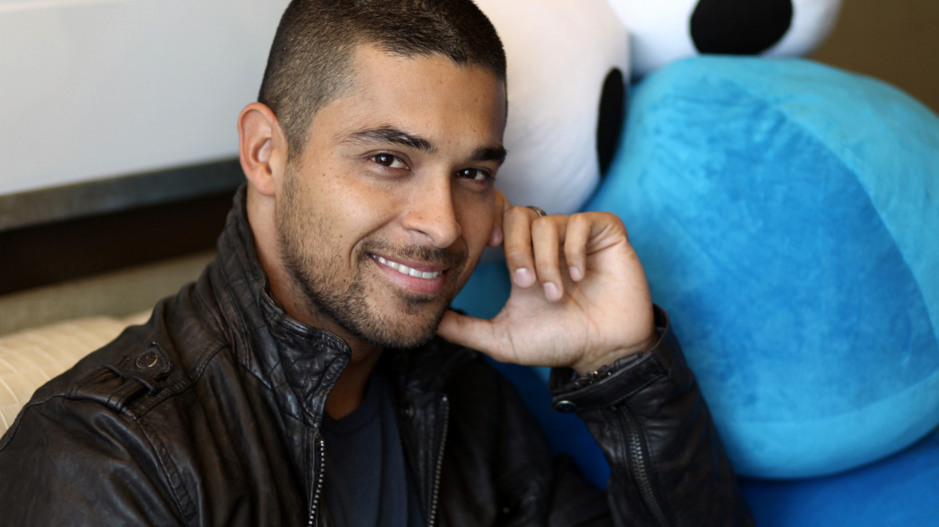 Hombre Con Chaqueta de Cuero Negro. Wallpaper in 1366x768 Resolution