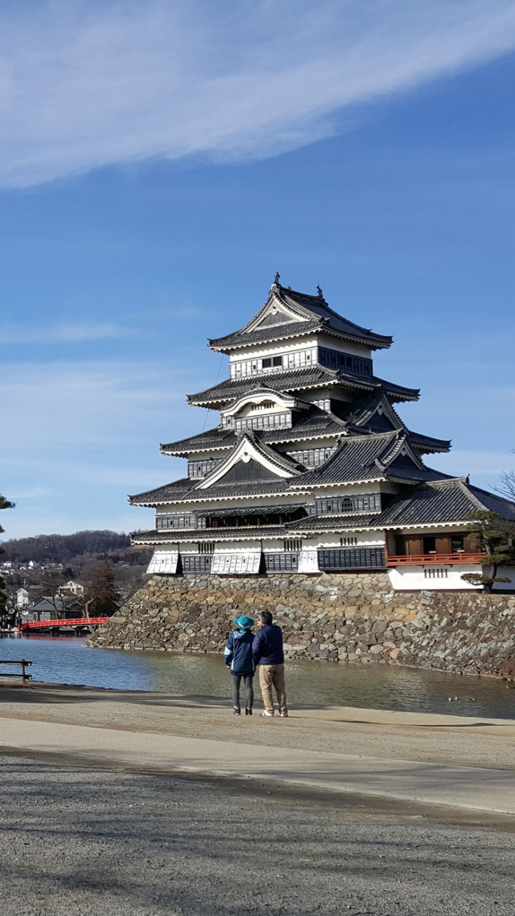 Menschen, Die Tagsüber Auf Der Straße in Der Nähe Des Weißen Und Schwarzen Tempels Gehen. Wallpaper in 750x1334 Resolution