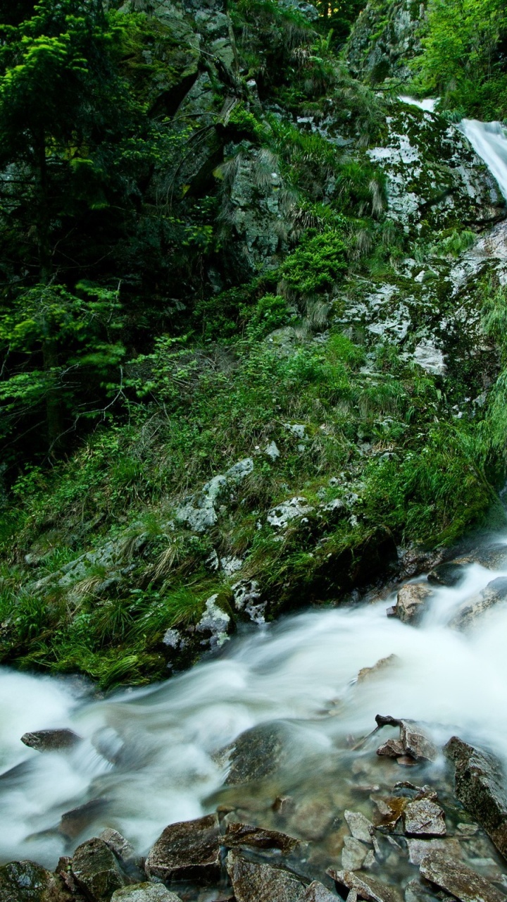 el Agua Cae Sobre Suelo Rocoso. Wallpaper in 720x1280 Resolution