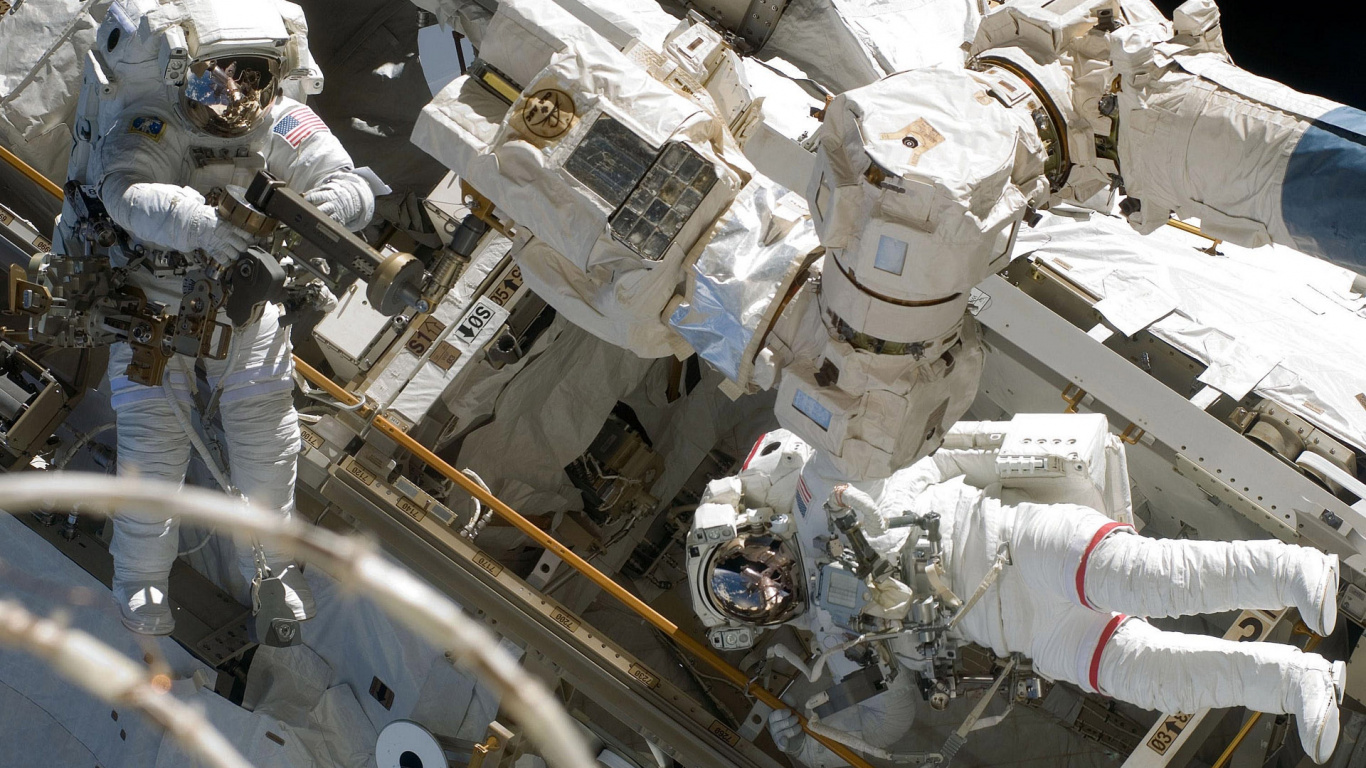 Robot Blanc et Gris Sur Socle en Métal Blanc. Wallpaper in 1366x768 Resolution