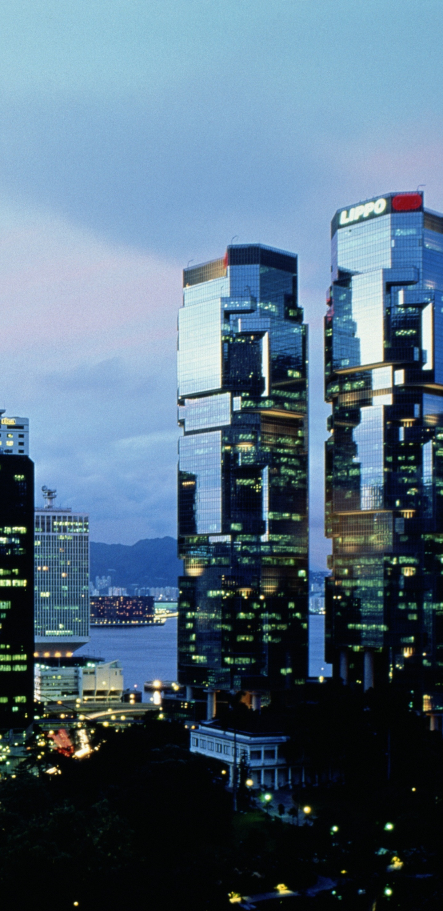 Bâtiments de la Ville Sous un Ciel Gris Pendant la Nuit. Wallpaper in 1440x2960 Resolution