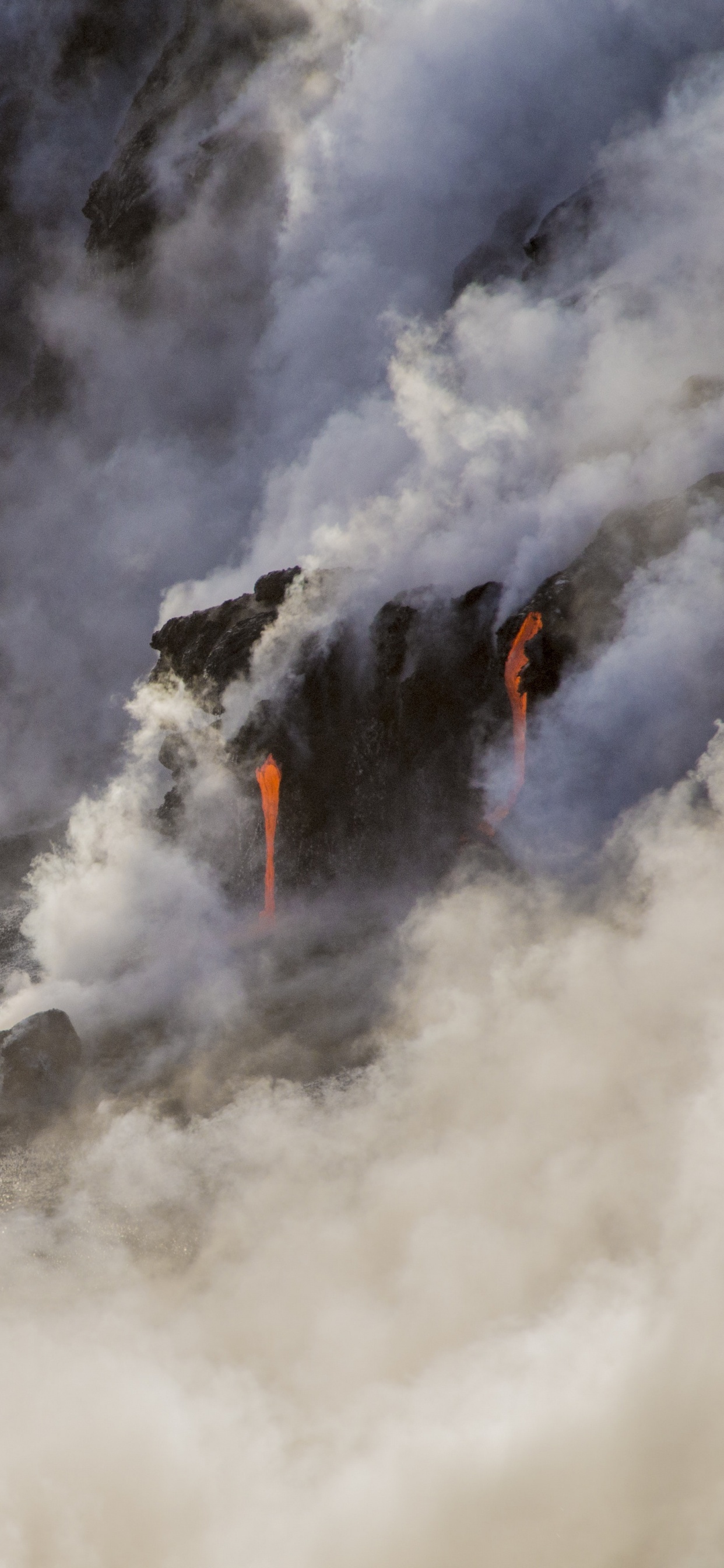 Weiße Wolken Über Gewässer. Wallpaper in 1242x2688 Resolution