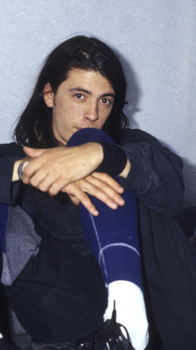 Dave Grohl, Nirvana, Nevermind, Foo Fighters. Wallpaper in 750x1334 Resolution