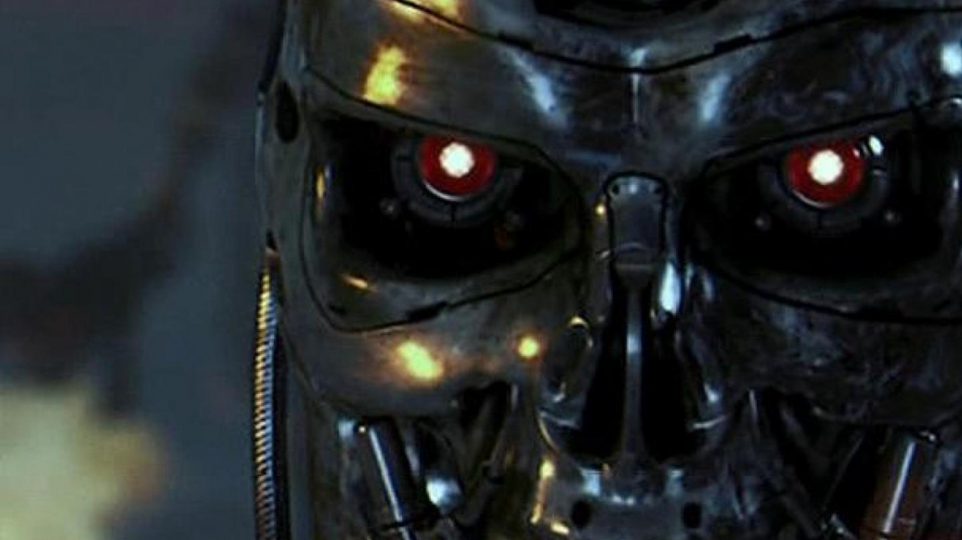 Black Skull With Silver Chain Link Necklace. Wallpaper in 1366x768 Resolution