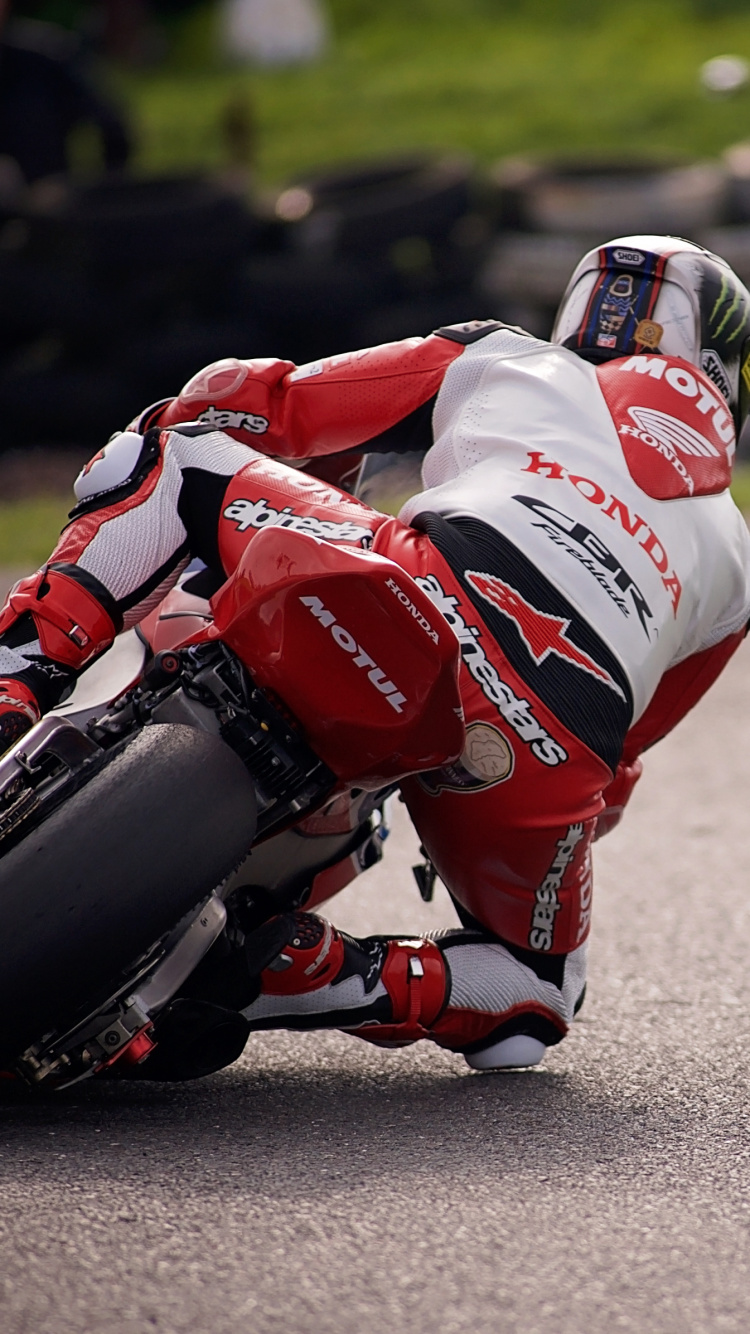 Mann im Rot-weißen Rennanzug, Der Auf Einem Rot-weißen Motorrad Fährt. Wallpaper in 750x1334 Resolution