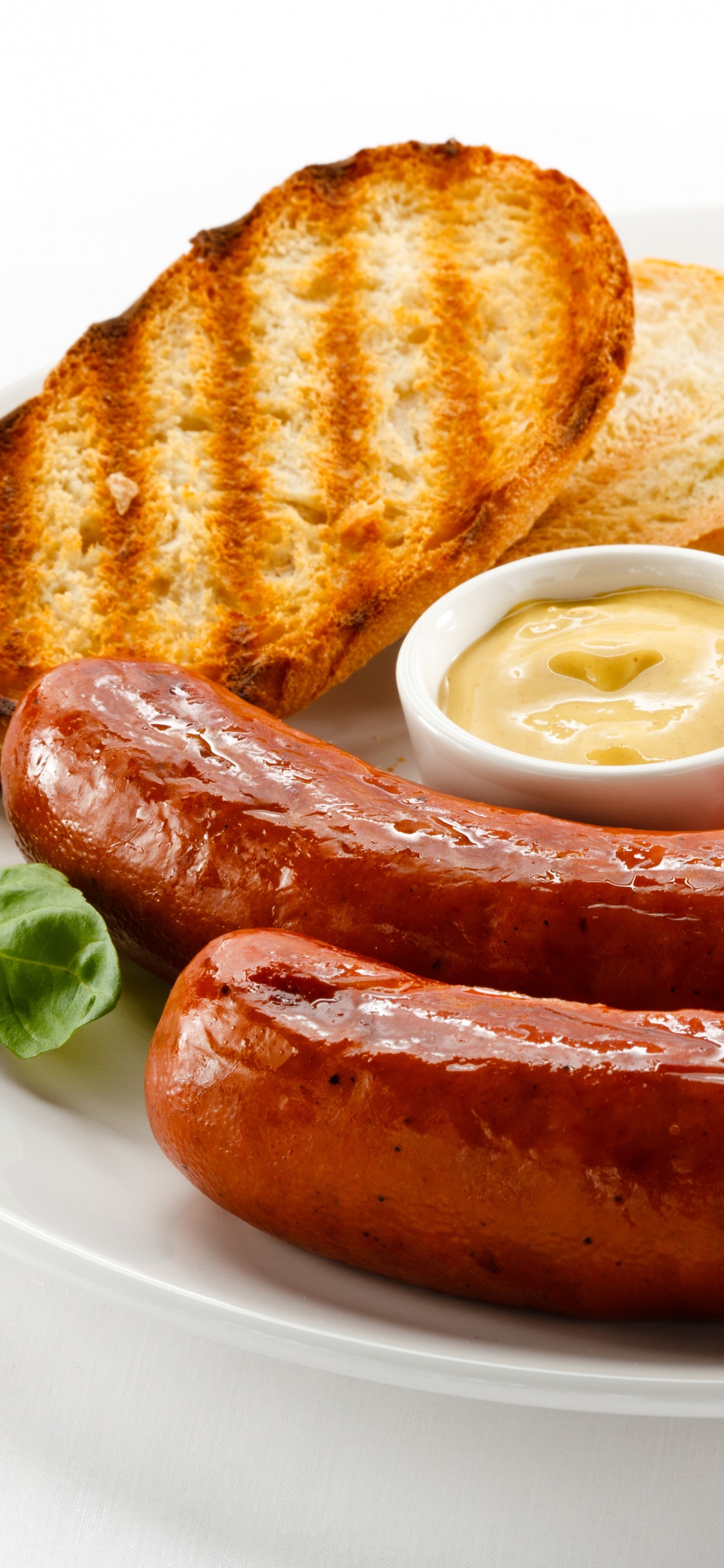 Saucisse Aux Tranches de Tomate et de Concombre Sur Une Plaque en Céramique Blanche. Wallpaper in 1125x2436 Resolution