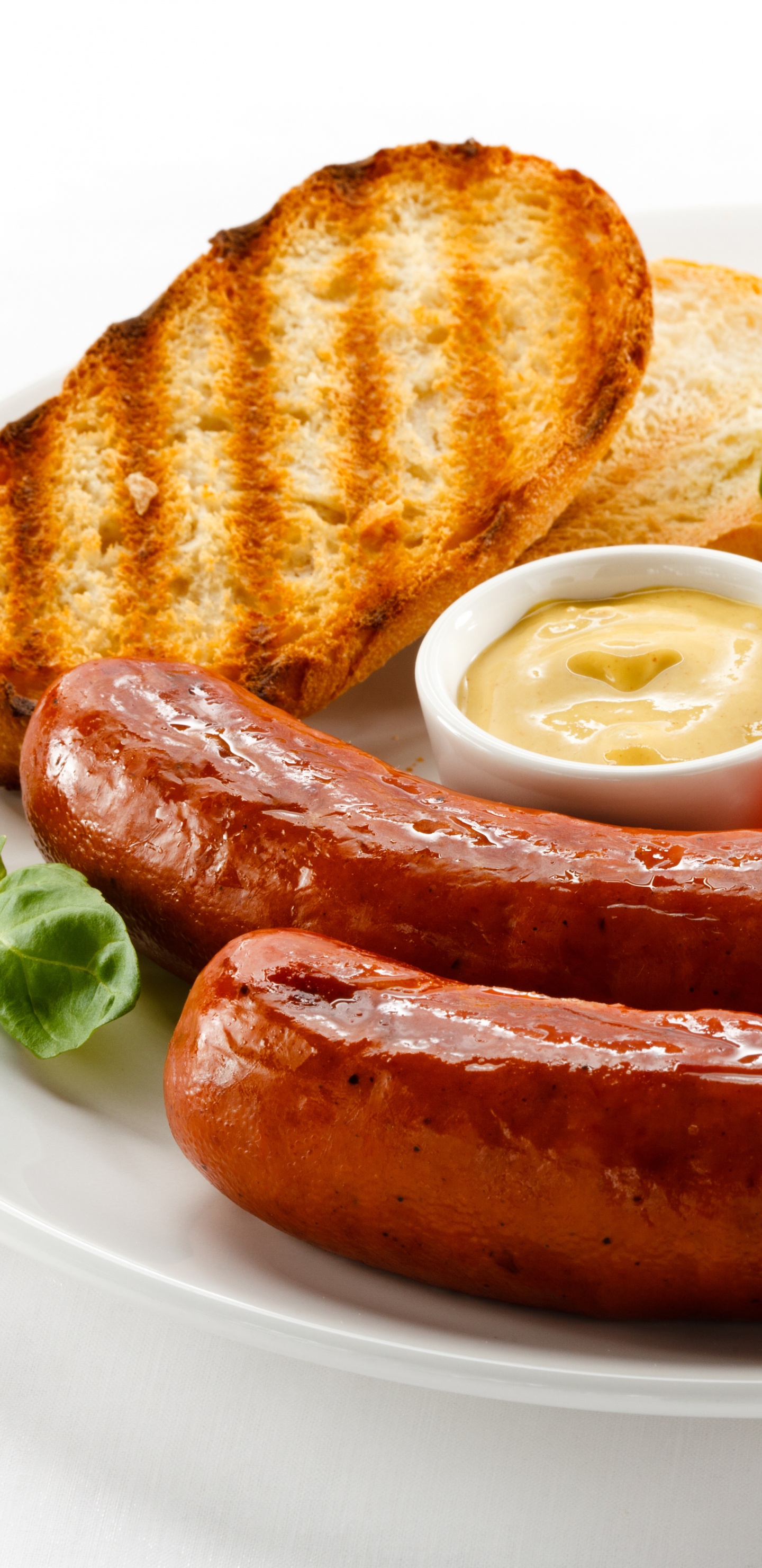 Saucisse Aux Tranches de Tomate et de Concombre Sur Une Plaque en Céramique Blanche. Wallpaper in 1440x2960 Resolution