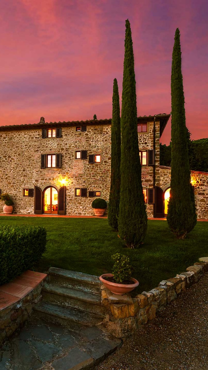 Braunes Betongebäude in Der Nähe Von Grünem Grasfeld Während Des Sonnenuntergangs. Wallpaper in 720x1280 Resolution