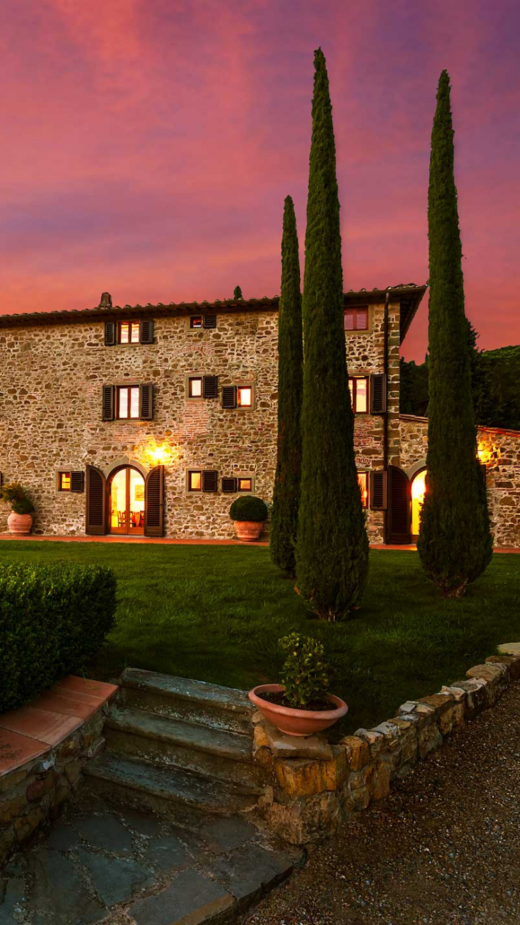 Braunes Betongebäude in Der Nähe Von Grünem Grasfeld Während Des Sonnenuntergangs. Wallpaper in 750x1334 Resolution