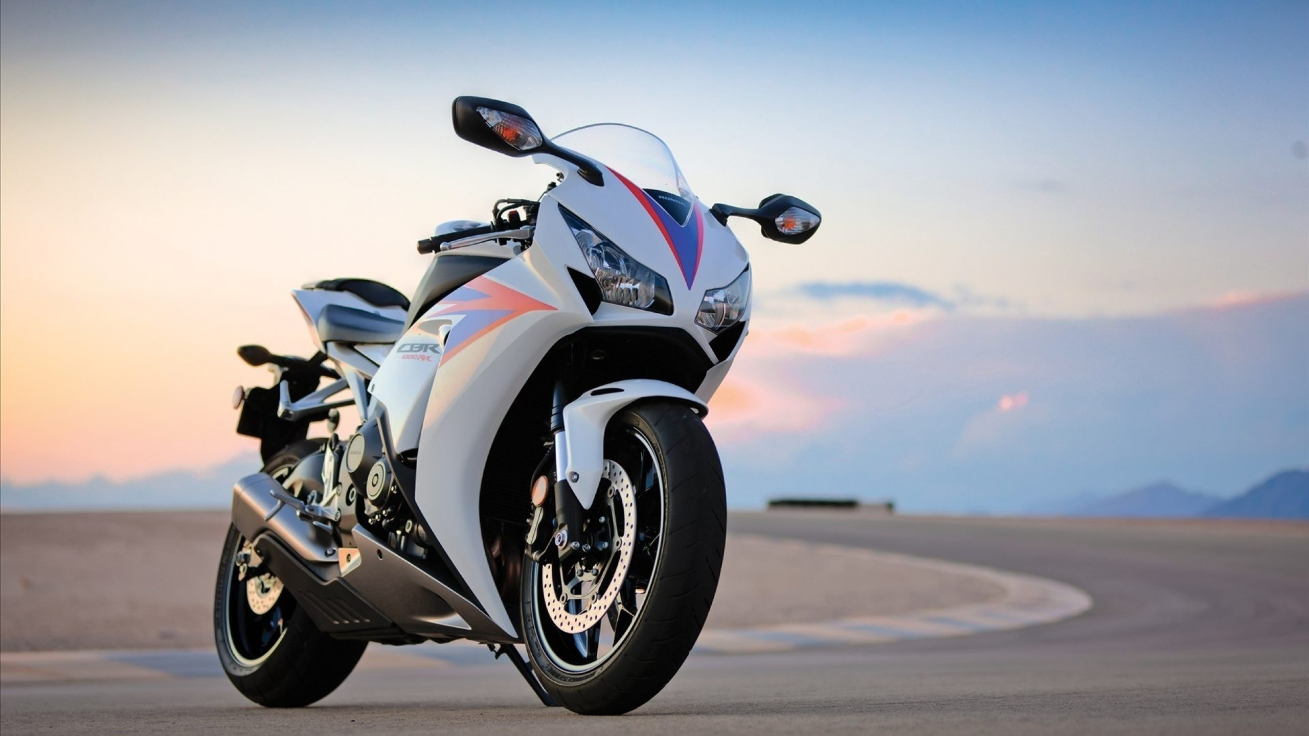 White and Black Sports Bike on Gray Asphalt Road During Daytime. Wallpaper in 2560x1440 Resolution