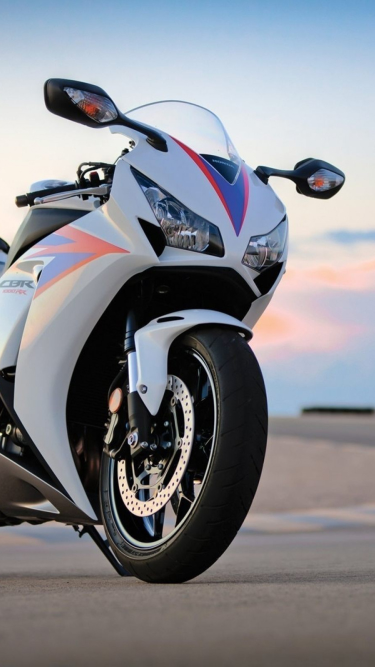 White and Black Sports Bike on Gray Asphalt Road During Daytime. Wallpaper in 750x1334 Resolution