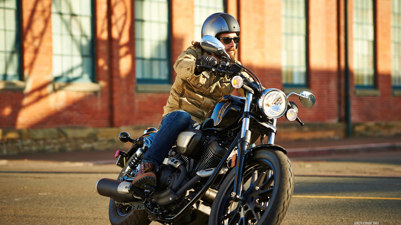 Homme en Veste Marron Équitation Moto Noire. Wallpaper in 1280x720 Resolution