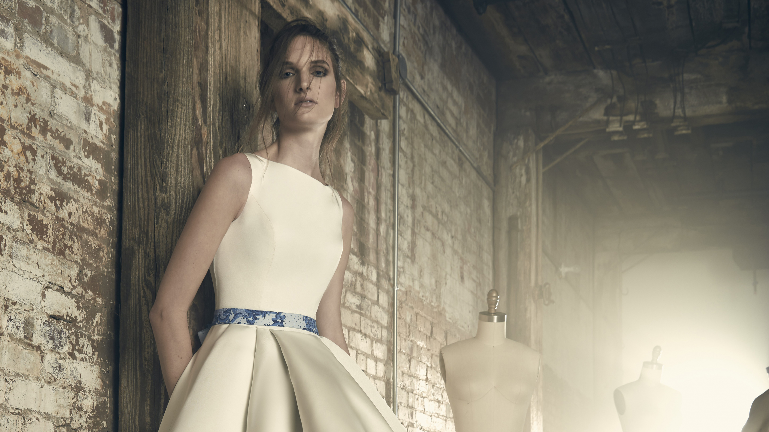 Belleza, Modelo, Vestido, Modelo de Moda, la Alta Costura. Wallpaper in 2560x1440 Resolution