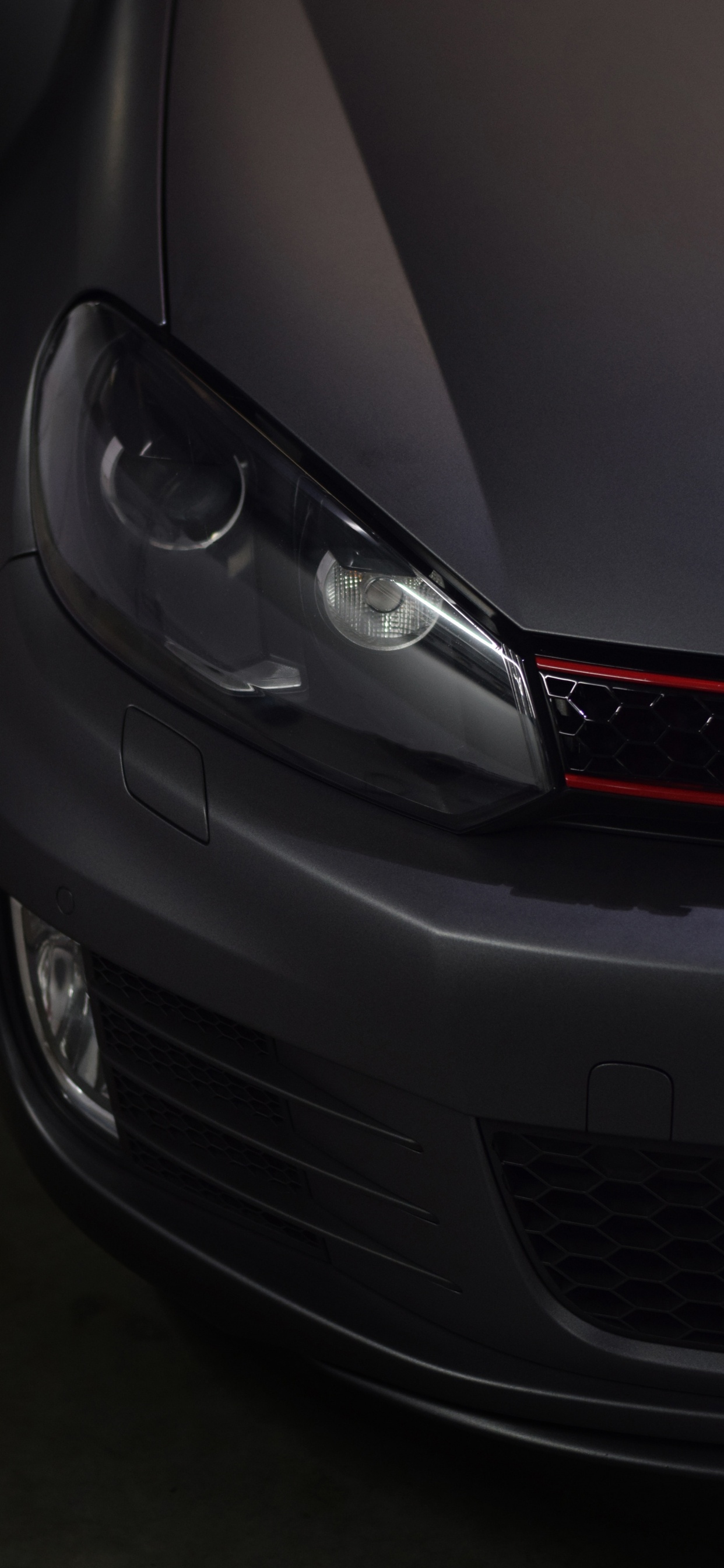 Voiture Mercedes Benz Blanche Avec Plaque D'immatriculation Rouge et Noir. Wallpaper in 1242x2688 Resolution