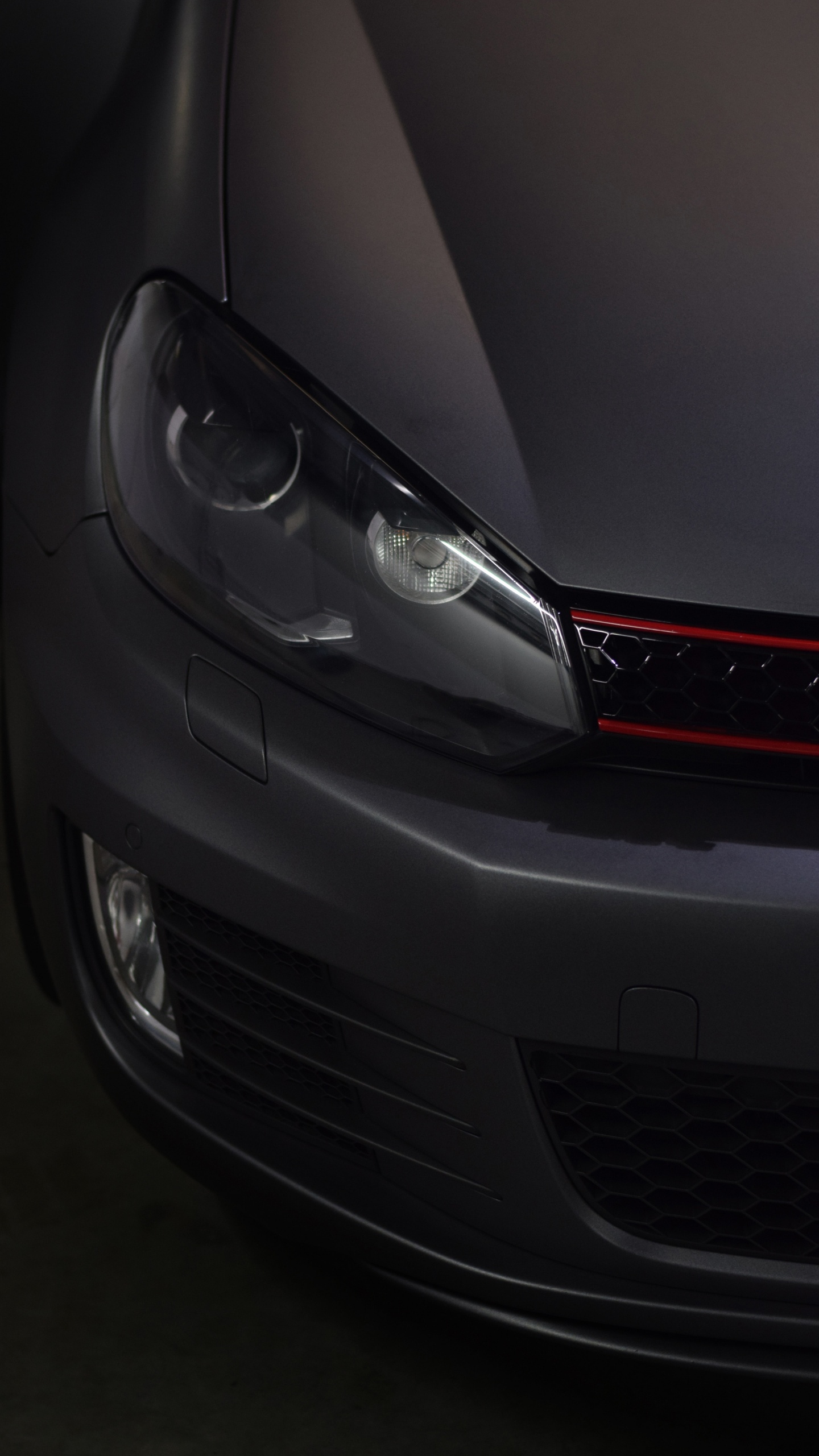 Voiture Mercedes Benz Blanche Avec Plaque D'immatriculation Rouge et Noir. Wallpaper in 1440x2560 Resolution