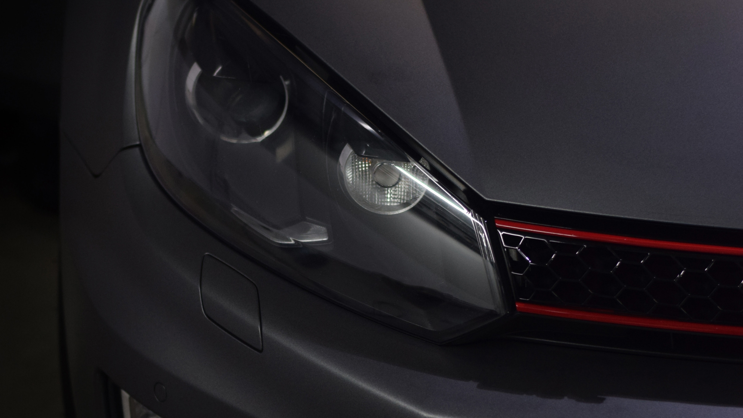 Voiture Mercedes Benz Blanche Avec Plaque D'immatriculation Rouge et Noir. Wallpaper in 2560x1440 Resolution