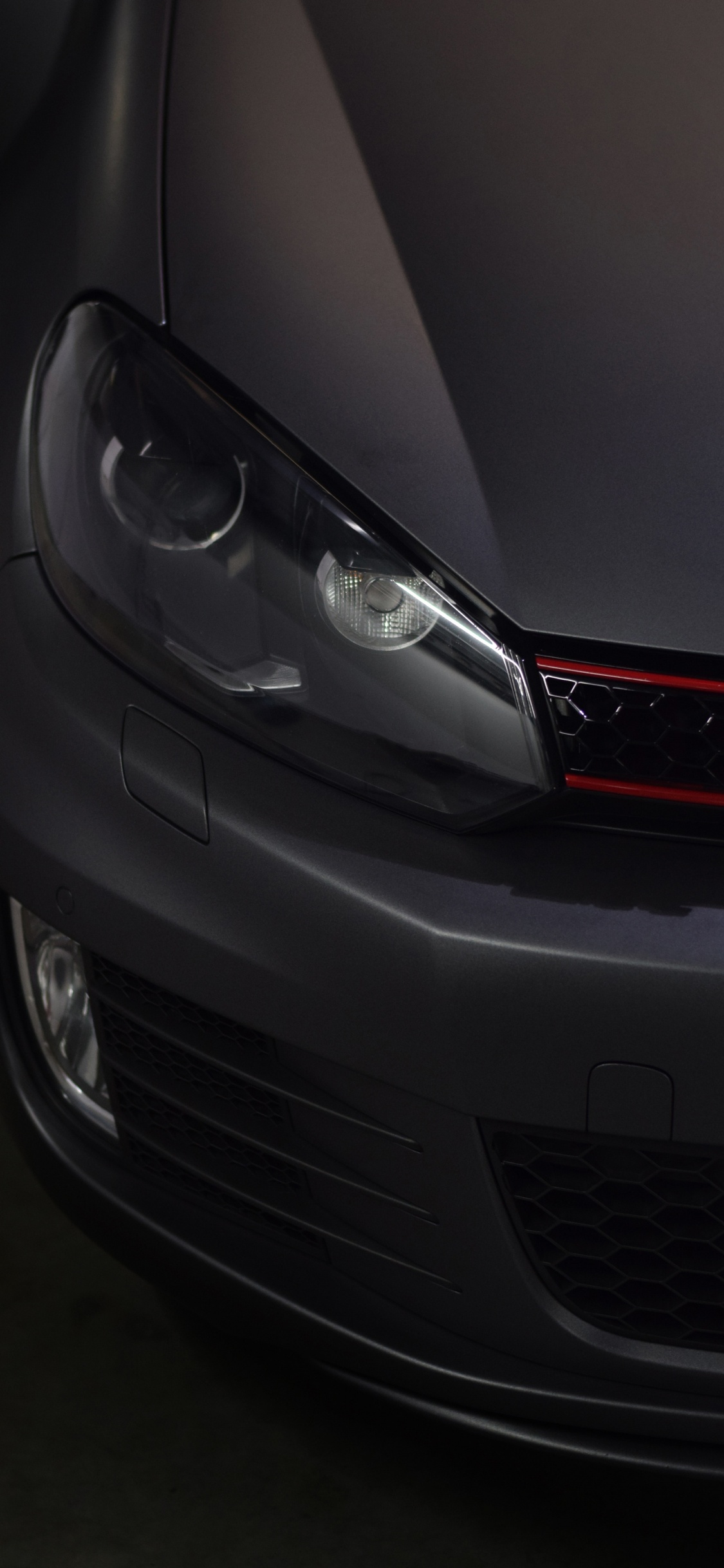 Coche Mercedes Benz Blanco Con Matrícula Roja y Negra. Wallpaper in 1125x2436 Resolution