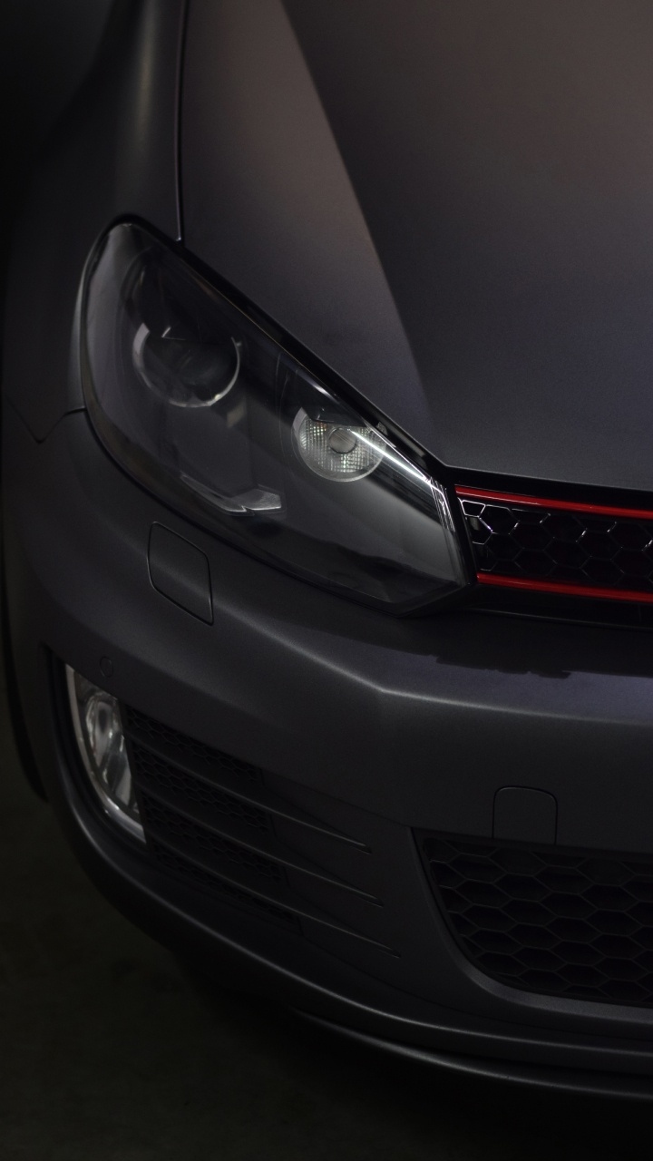 Weißes Mercedes Benz Auto Mit Rot-schwarzem Nummernschild. Wallpaper in 720x1280 Resolution