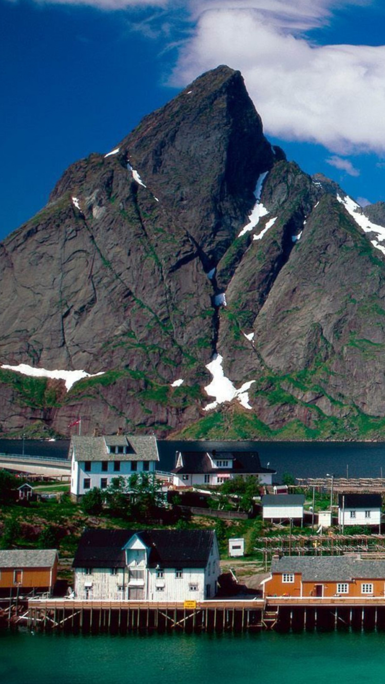Muelle de Madera Marrón en el Lago Cerca de la Montaña Cubierta de Nieve Durante el Día. Wallpaper in 750x1334 Resolution