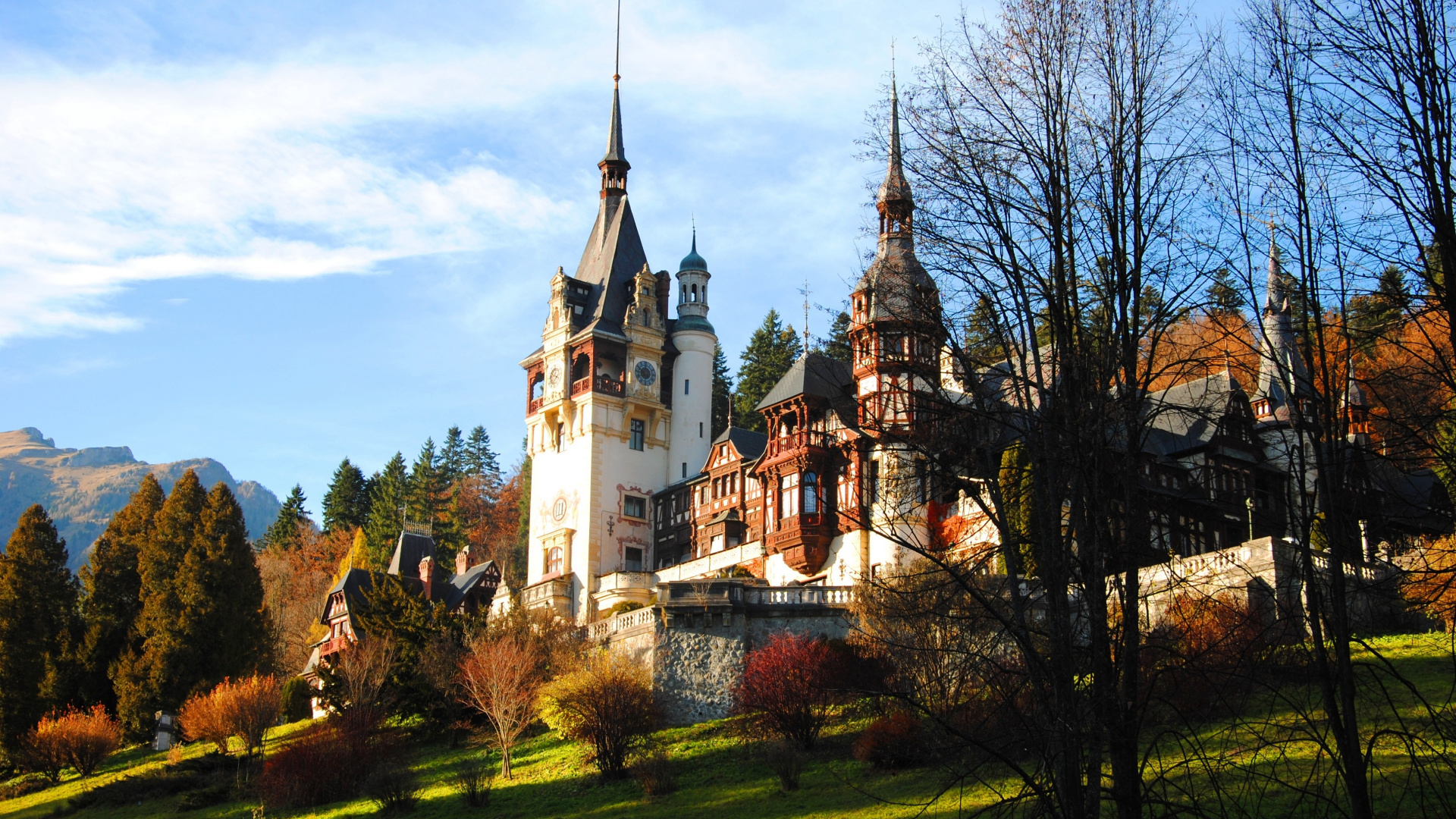 Weißes Und Braunes Betongebäude in Der Nähe Von Grünen Bäumen Unter Weißen Wolken Und Blauem Himmel Tagsüber. Wallpaper in 1920x1080 Resolution