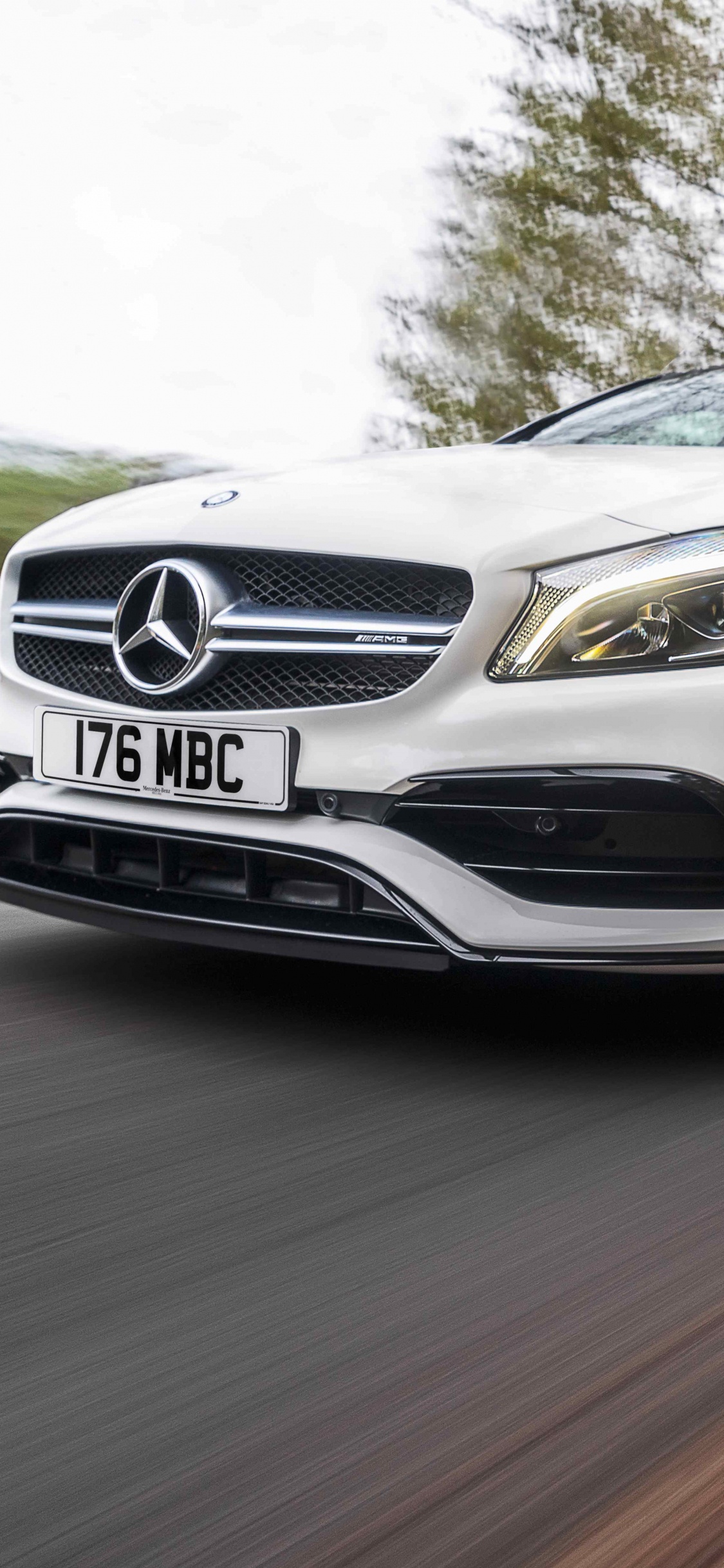 Silbernes Mercedes Benz Coupé Tagsüber Unterwegsup. Wallpaper in 1125x2436 Resolution