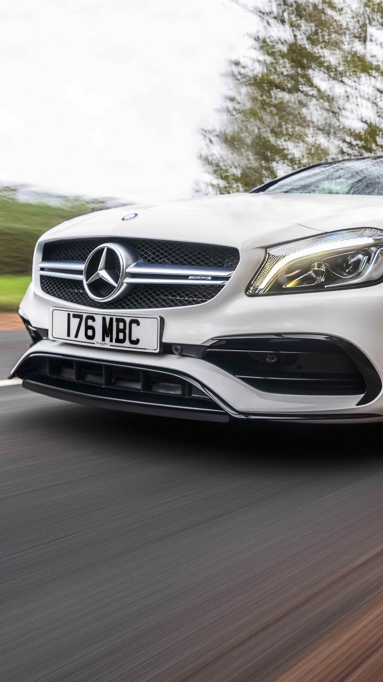 Silver Mercedes Benz Coupé Sur Route Pendant la Journée. Wallpaper in 750x1334 Resolution