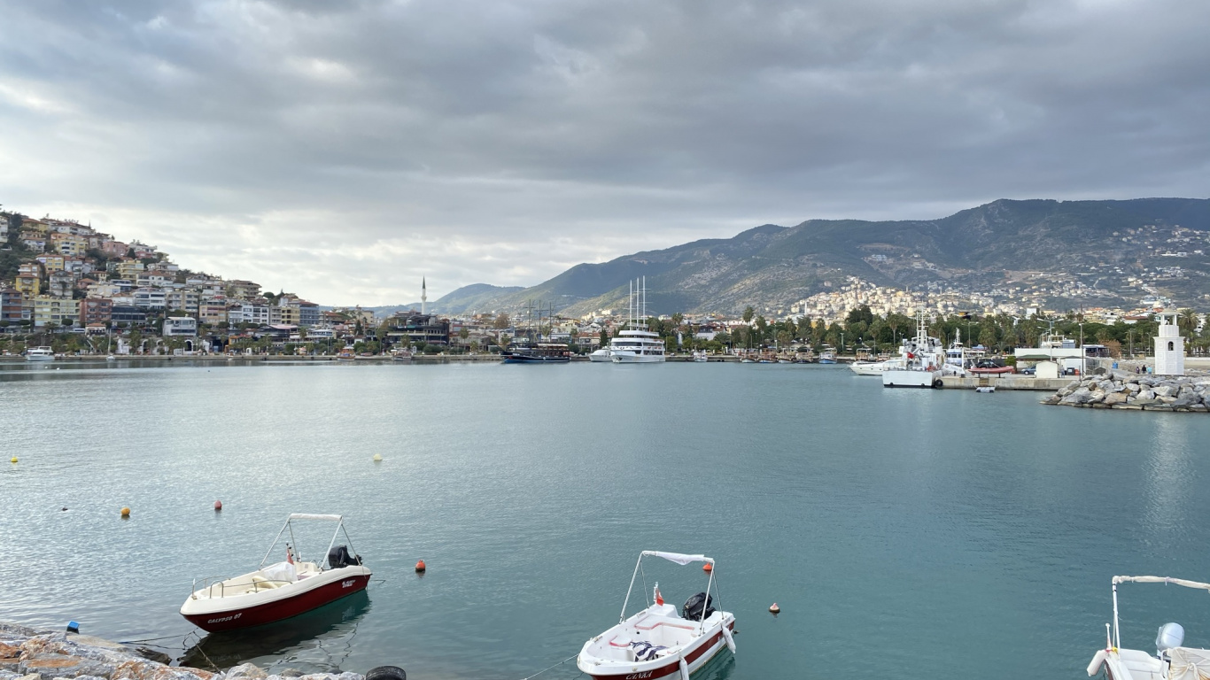 Water, Boat, Cloud, Water Resources, Daytime. Wallpaper in 1366x768 Resolution