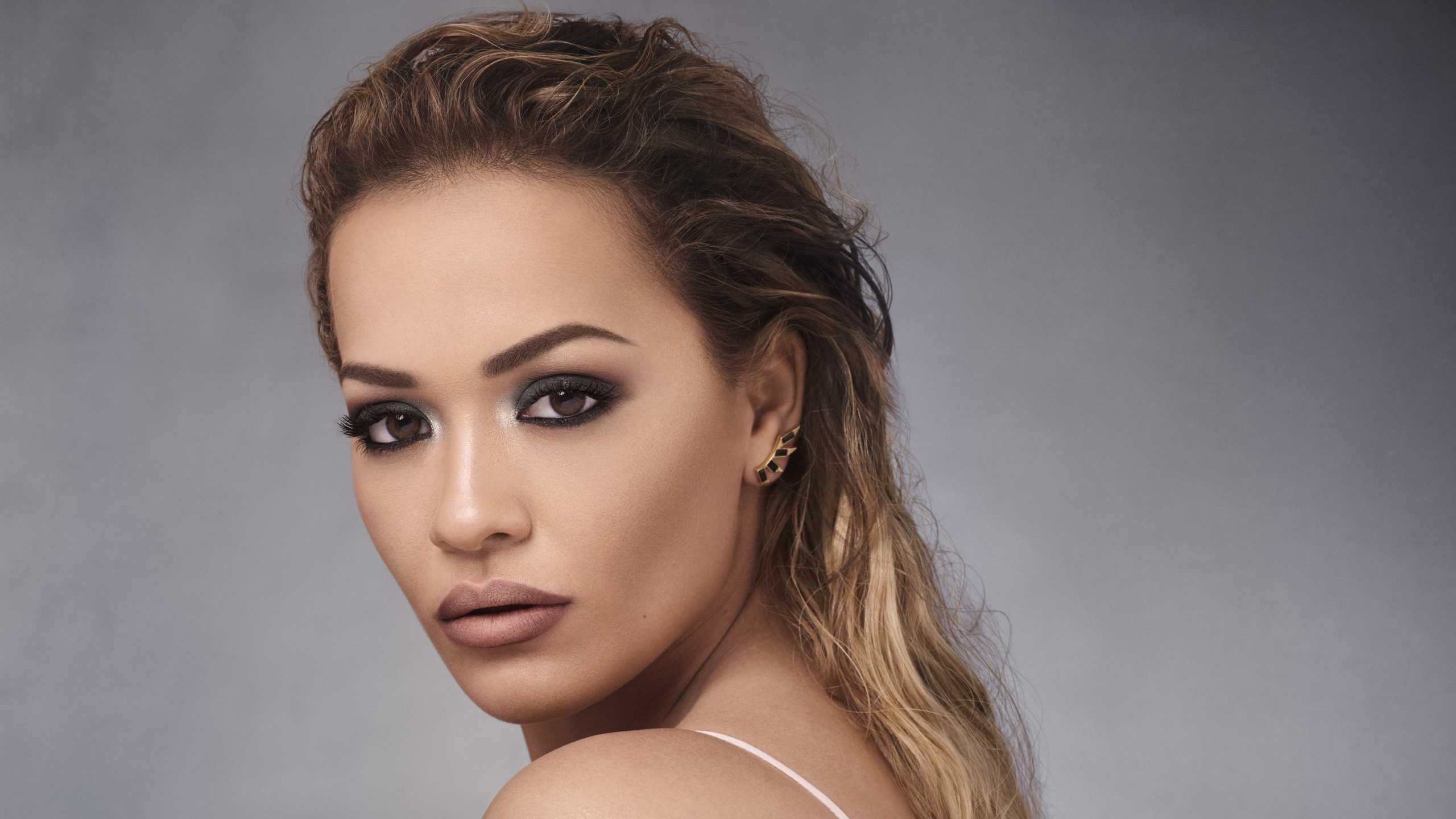 Rita Ora, Haar, Gesicht, Augenbraue, Lippe. Wallpaper in 2560x1440 Resolution