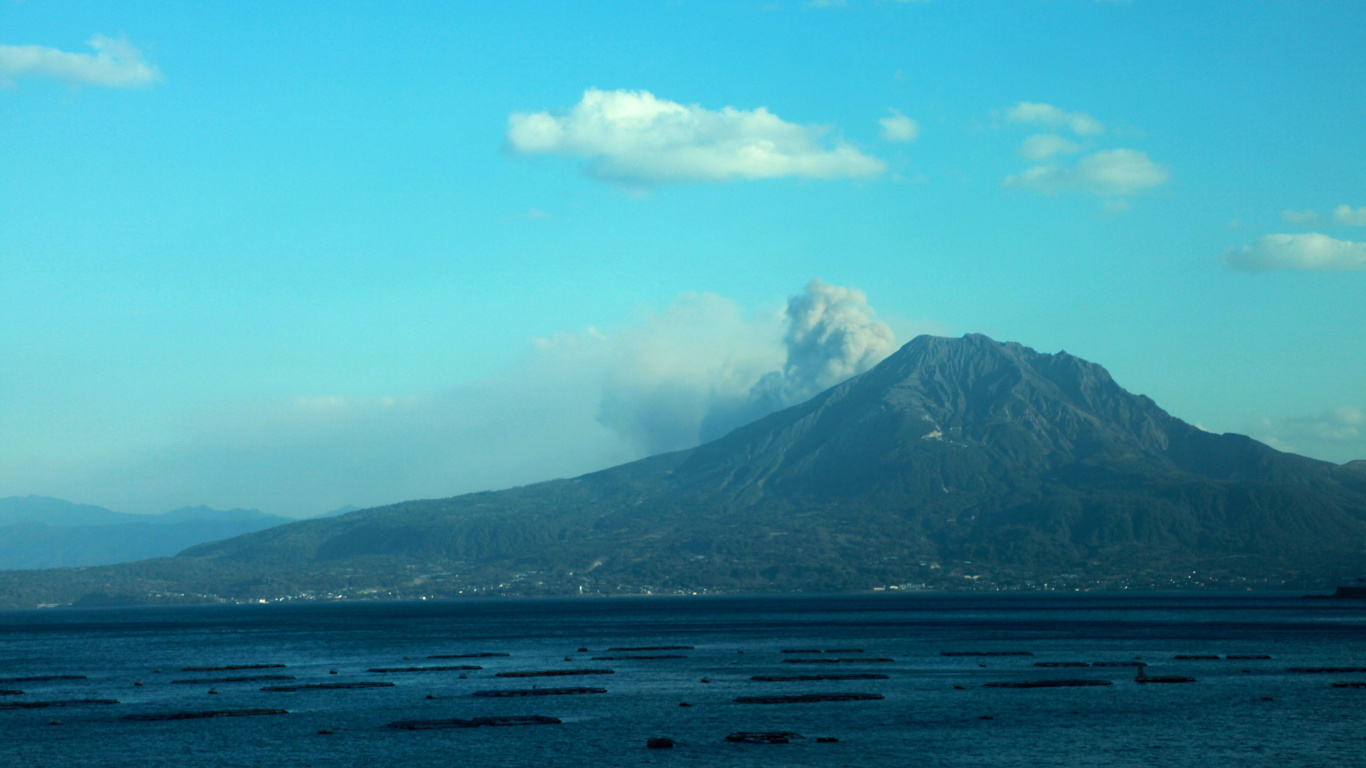 Bergkette Unter Blauem Himmel Tagsüber. Wallpaper in 1366x768 Resolution