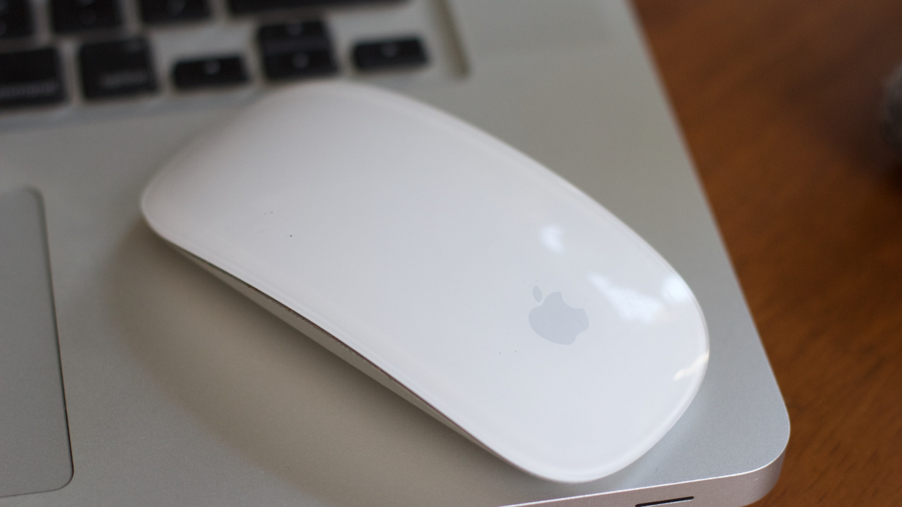 Ratón Mágico de Manzana en Mesa Blanca. Wallpaper in 1280x720 Resolution