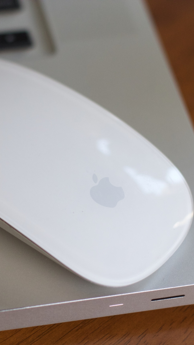 Ratón Mágico de Manzana en Mesa Blanca. Wallpaper in 750x1334 Resolution