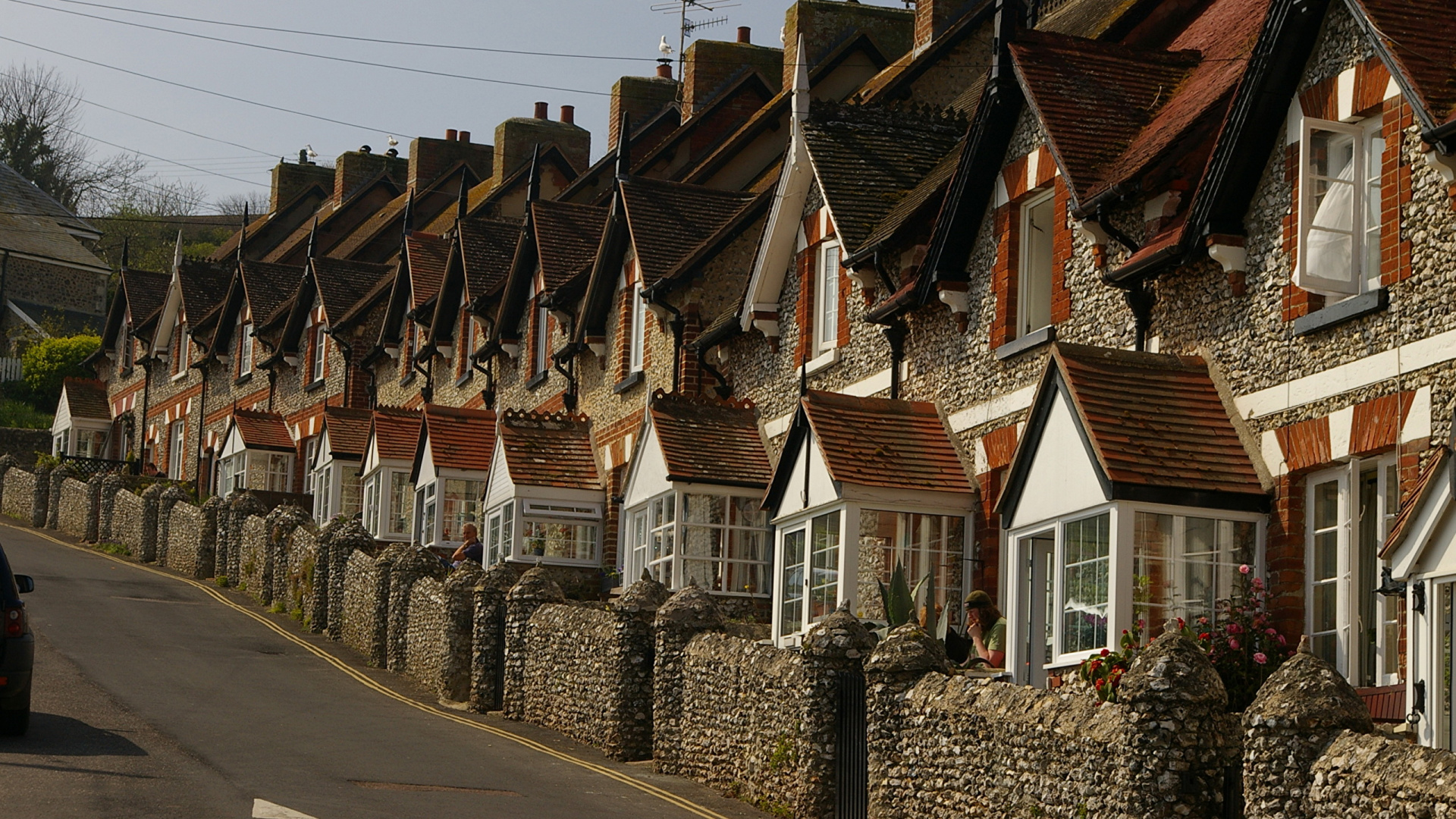 Braunes Und Weißes Betonhaus Unter Blauem Himmel Tagsüber. Wallpaper in 1920x1080 Resolution