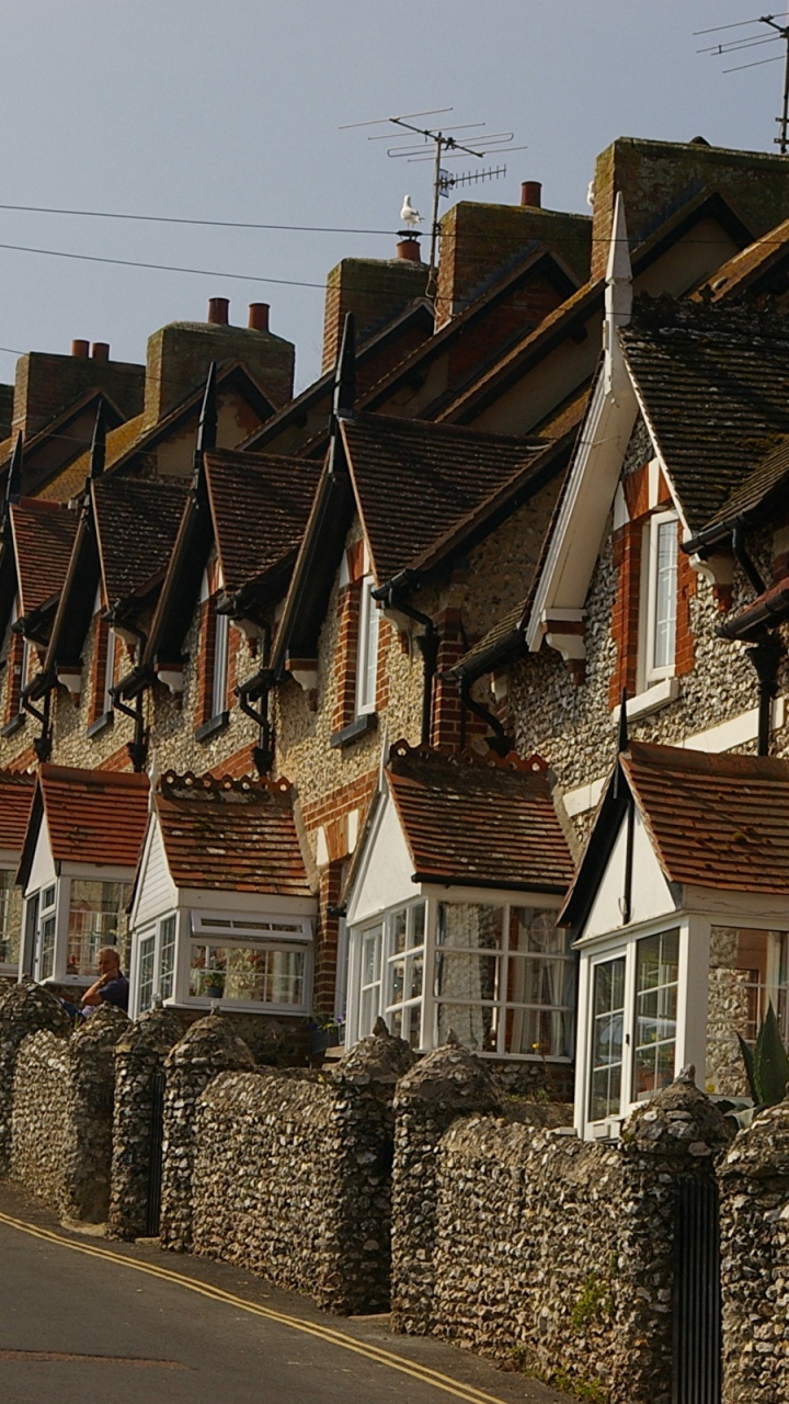 Braunes Und Weißes Betonhaus Unter Blauem Himmel Tagsüber. Wallpaper in 720x1280 Resolution