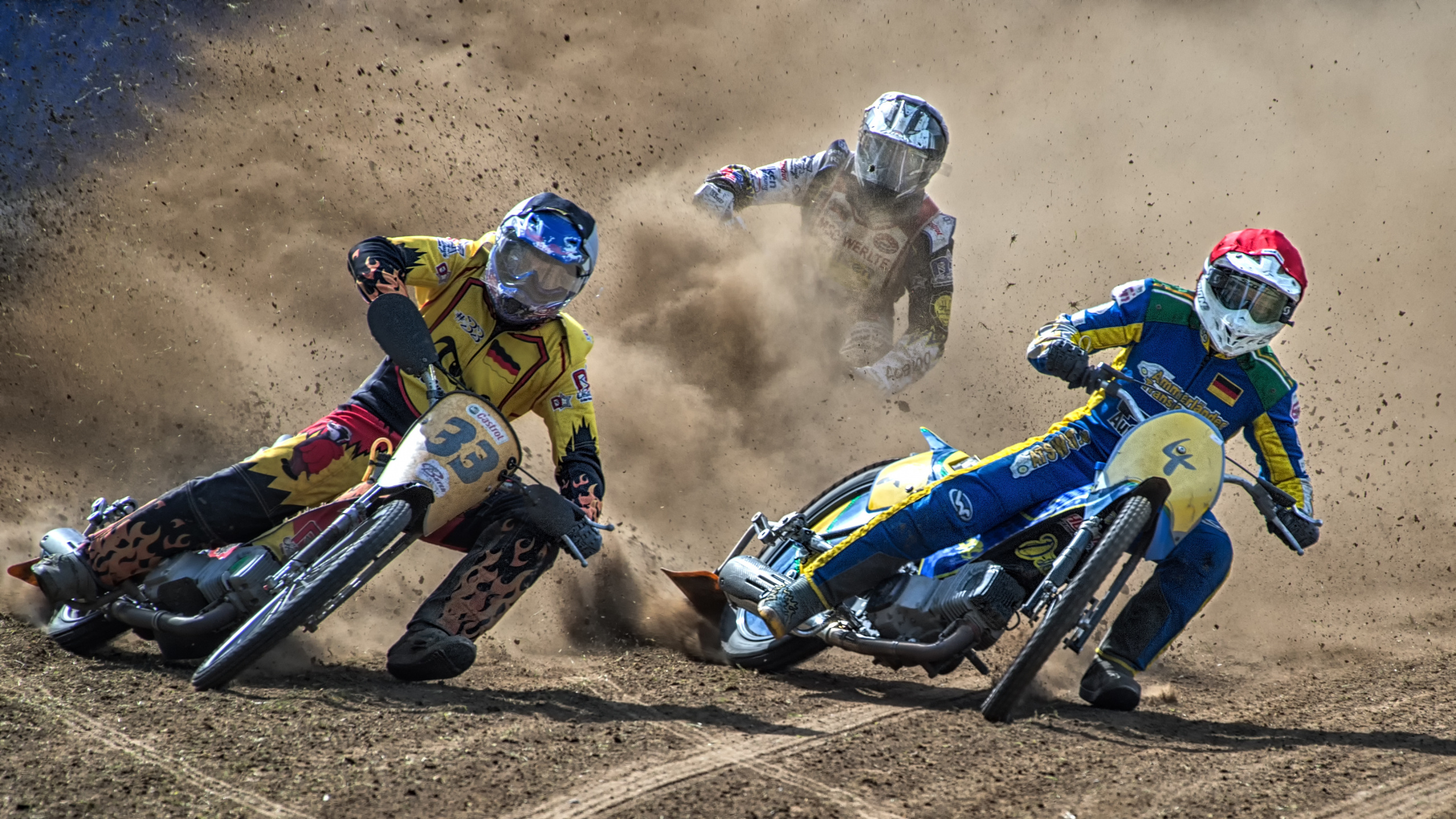Homme en Costume Bleu et Blanc à Cheval Sur un Vélo de Motocross Bleu et Blanc. Wallpaper in 2560x1440 Resolution