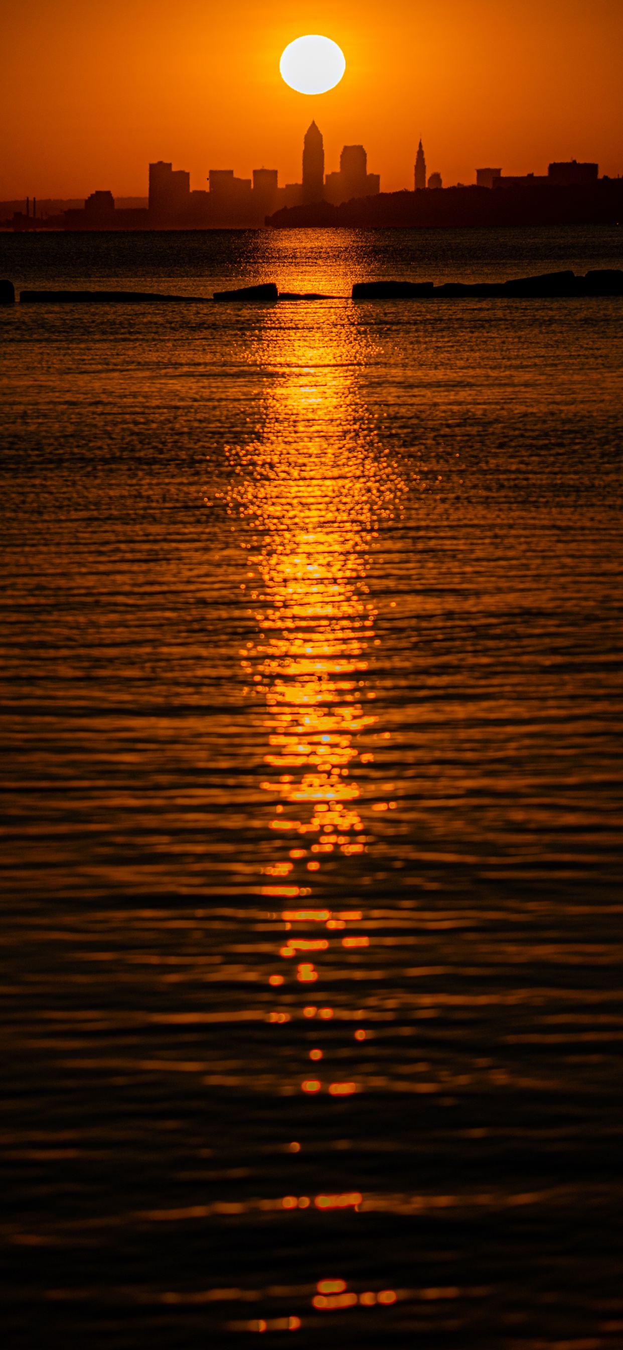 Cuerpo de Agua Durante la Puesta de Sol. Wallpaper in 1242x2688 Resolution