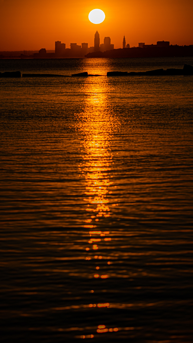 Plan D'eau au Coucher du Soleil. Wallpaper in 750x1334 Resolution