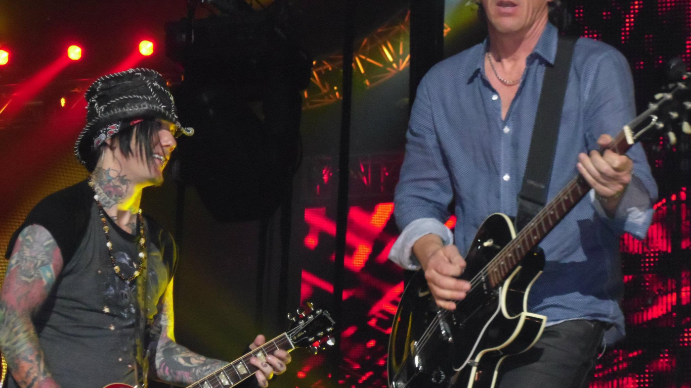 Guitar, Guns N Roses, Musician, Rock Concert, Bassist. Wallpaper in 1366x768 Resolution