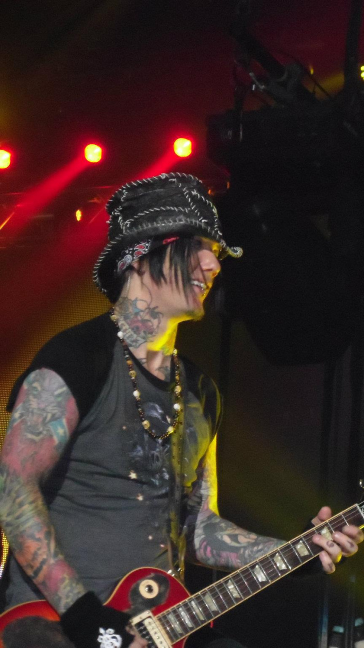 Guns N Roses, Musiker, Rockkonzert, Bassist, Leistung. Wallpaper in 750x1334 Resolution